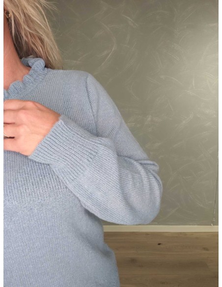 Nærbillede af strikstruktur på skyblå strikbluse i polyester – TIPPY