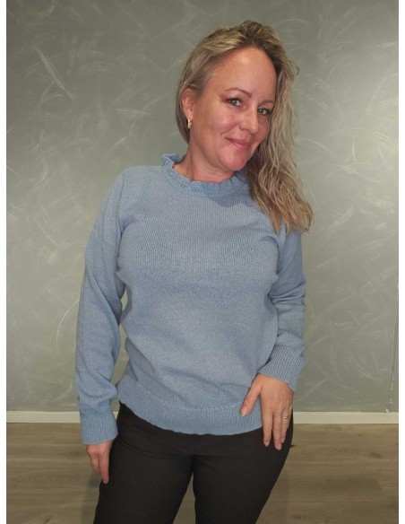 Skyblå strikbluse i 100% polyester med bølgekrave og lange ærmer – DESIGN by TIPPY