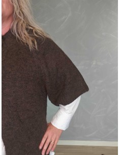 Mørk brun strikcardigan i uld, polyester, nylon og spandex med korte ærmer og knapper øverst – DESIGN by TIPPY 2
