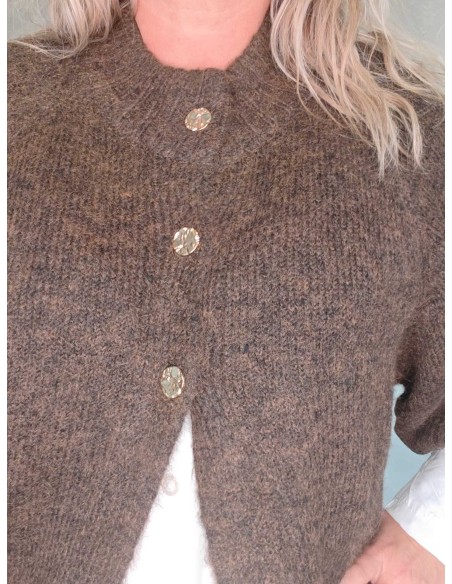 Dekorative knapper øverst på mørk brun strikcardigan – DESIGN by TIPPY