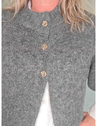 Dekorative knapper øverst på grå melange strikcardigan – DESIGN by TIPPY