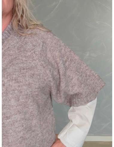 Nærbillede af meleret strikstruktur på beige melange cardigan i uldblanding – TIPPY