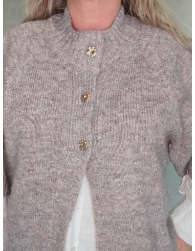 Dekorative knapper øverst på beige melange strikcardigan – DESIGN by TIPPY