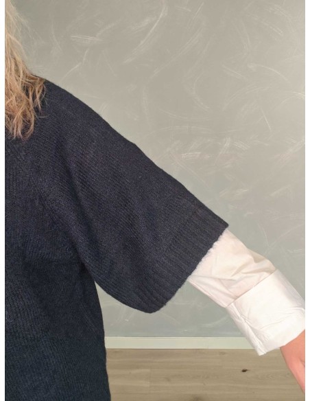 Nærbillede af meleret strikstruktur på navy cardigan i uldblanding – TIPPY
