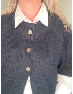Navy strikcardigan i uld, polyester, nylon og spandex med korte ærmer og knapper øverst – DESIGN by TIPPY 2