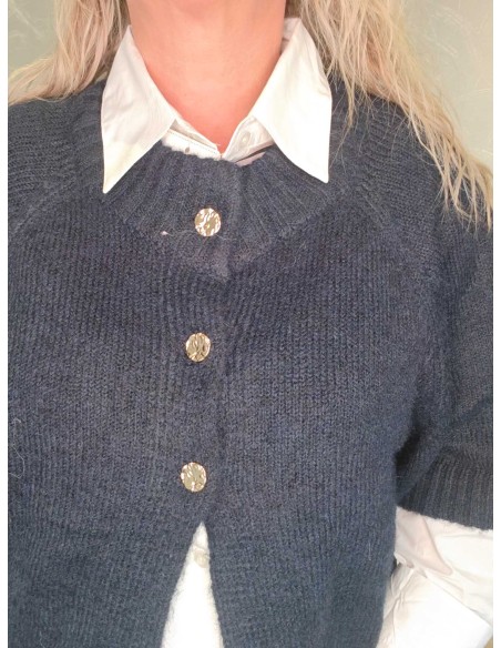 Dekorative knapper øverst på navy strikcardigan – DESIGN by TIPPY