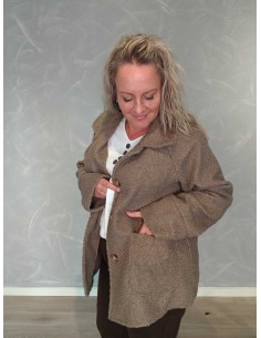 Latte plysjakke i 95% viskose og 5% elastan med knapper og store lommer – TIPPY Collection 2