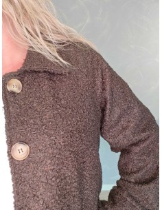 Mørk brun plysjakke i 95% viskose og 5% elastan med knapper og store lommer – TIPPY Collection 2