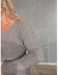 Lys grå finstrikbluse i 52% viskose, 28% polyester og 20% polyamid med rund hals og dekorative vrangsømme – TIPPY Collection 2