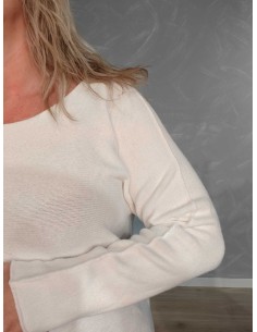 Hvid finstrikbluse i 52% viskose, 28% polyester og 20% polyamid med rund hals og dekorative vrangsømme – TIPPY Collection 2