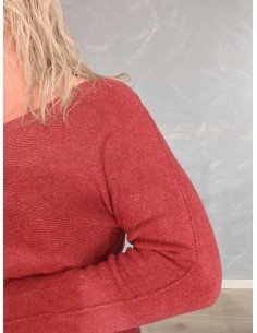 Bordeaux finstrikbluse i 52% viskose, 28% polyester og 20% polyamid med rund hals og dekorative vrangsømme – TIPPY Collection 2