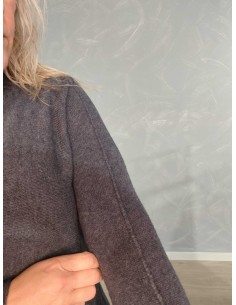 Navy meleret højhalset finstrikbluse i 52% viskose, 28% polyester og 20% polyamid med dekorative vrangsømme – TIPPY Collection 2