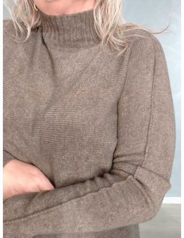 Dekorative vrangsømme langs ærmerne på taupe finstrikbluse – TIPPY