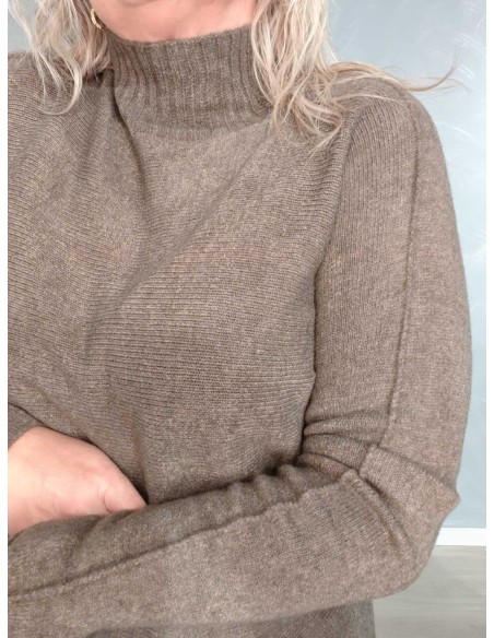 Dekorative vrangsømme langs ærmerne på taupe finstrikbluse – TIPPY
