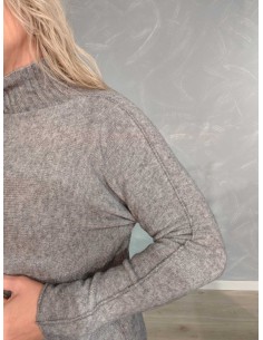 Grå meleret højhalset finstrikbluse i 52% viskose, 28% polyester og 20% polyamid med dekorative vrangsømme – TIPPY Collection 2