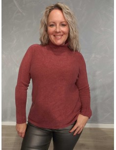 Bordeaux højhalset finstrikbluse i 52% viskose, 28% polyester og 20% polyamid med dekorative vrangsømme – TIPPY Collection
