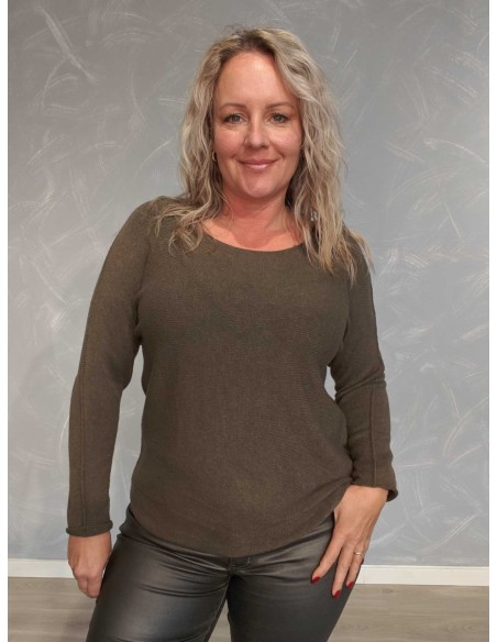 Taupe højhalset finstrikbluse i 52% viskose, 28% polyester og 20% polyamid med dekorative vrangsømme – TIPPY Collection