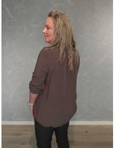 Brun ensfarvet skjorte i 100% viskose med knaplukning og oprullelige ærmer – TIPPY Collection 2