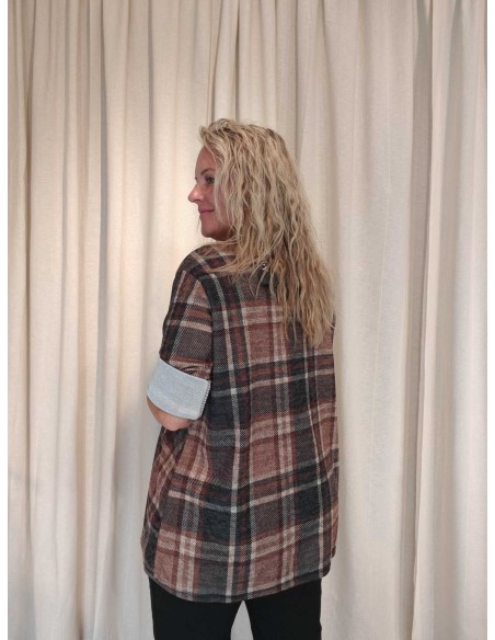Bagside af brun ternet oversize bluse til kvinder – TIPPY