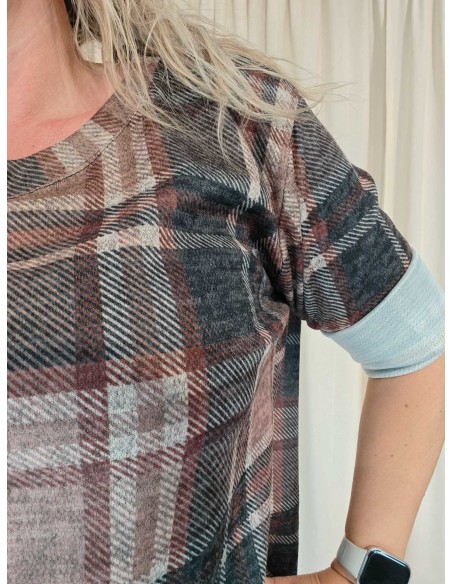 Rund halsudskæring på brun ternet oversize bluse – TIPPY