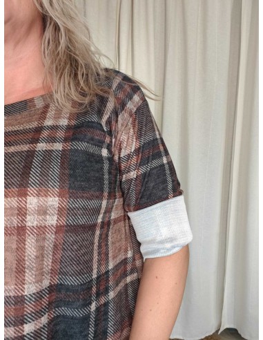 Nærbillede af tern på brun oversize bluse i viskose og elastan – TIPPY