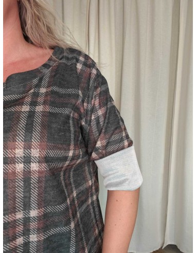 Nærbillede af tern på grøn oversize bluse i viskose og elastan – TIPPY