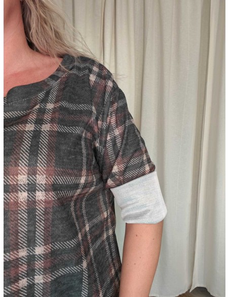 Nærbillede af tern på grøn oversize bluse i viskose og elastan – TIPPY