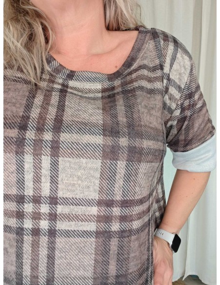 Rund halsudskæring på beige ternet oversize bluse – TIPPY