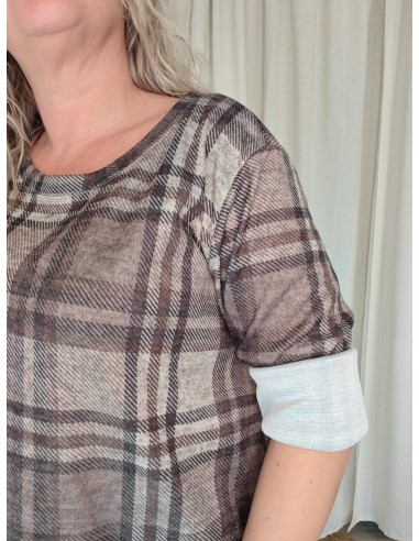 Nærbillede af tern på beige oversize bluse i viskose og elastan – TIPPY