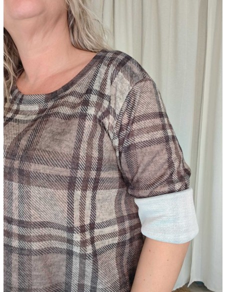 Nærbillede af tern på beige oversize bluse i viskose og elastan – TIPPY