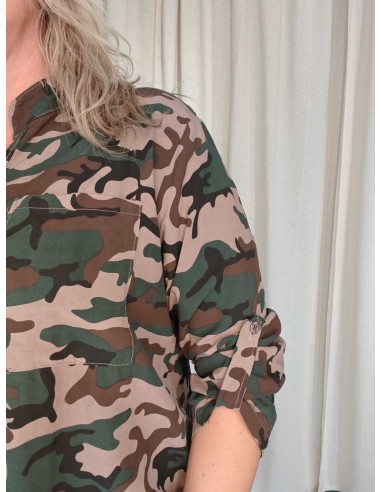 Nærbillede af camouflageprint på beige viskosebluse – TIPPY