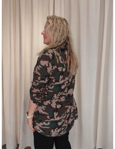 Bagside af beige camouflagebluse til kvinder – TIPPY