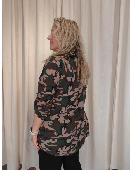 Bagside af beige camouflagebluse til kvinder – TIPPY