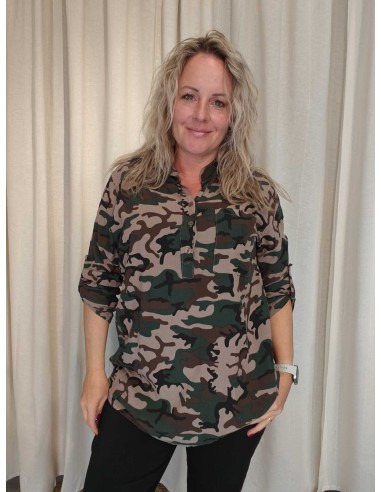 Beige camouflagebluse i 100% viskose med knapstolpe og brystlommer – TIPPY Collection