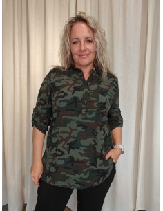 Grøn camouflagebluse i 100% viskose med knapstolpe og brystlommer – TIPPY Collection