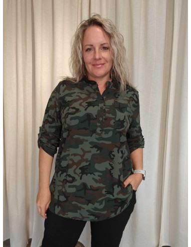 Grøn camouflagebluse i 100% viskose med knapstolpe og brystlommer – TIPPY Collection