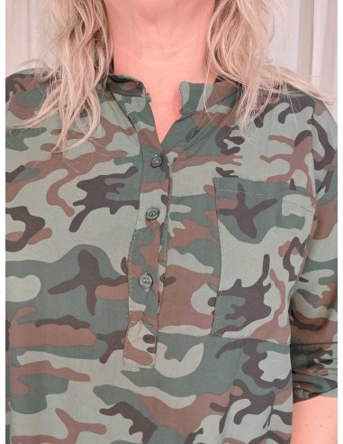 Knapstolpe og brystlommer på grøn camouflagebluse – TIPPY