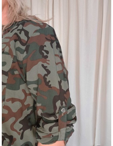 Nærbillede af camouflageprint på grøn viskosebluse – TIPPY