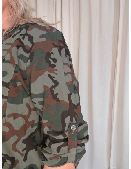Nærbillede af camouflageprint på grøn viskosebluse – TIPPY