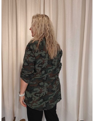 Bagside af grøn camouflagebluse til kvinder – TIPPY