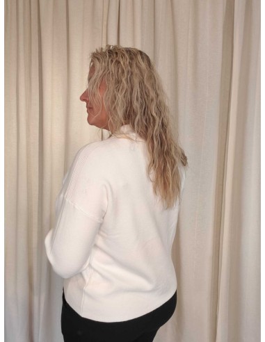 Bagside af hvid ensfarvet strikbluse til kvinder – TIPPY