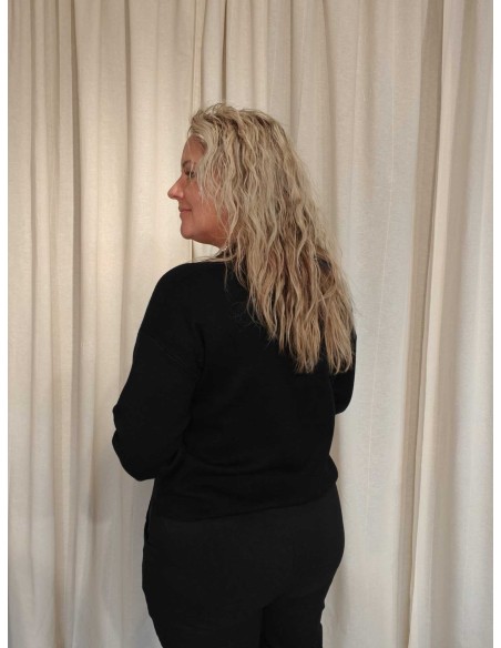 Bagside af sort ensfarvet strikbluse til kvinder – TIPPY