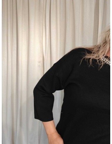 3/4 ærmer på  bluse med Perlekrave på sort strikbluse – TIPPY