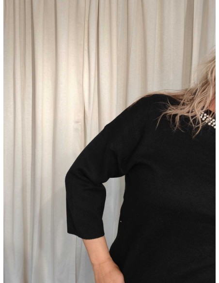 3/4 ærmer på  bluse med Perlekrave på sort strikbluse – TIPPY