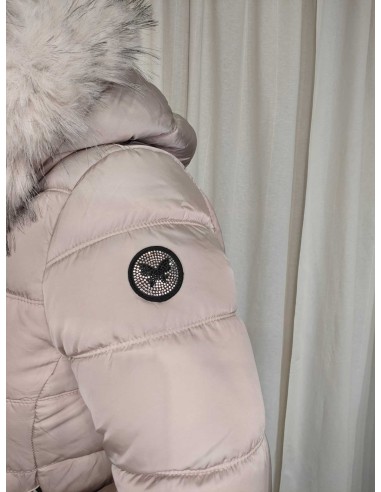 Nærbillede af quiltet polyester og dekorativt ærmemærke på taupe jakke – Italian Select
