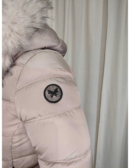 Nærbillede af quiltet polyester og dekorativt ærmemærke på taupe jakke – Italian Select