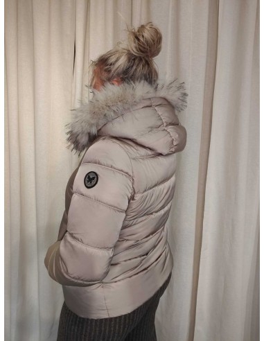 Bagside af taupe quiltet jakke med pelskrave til kvinder – TIPPY