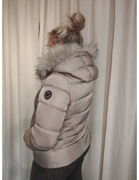Bagside af taupe quiltet jakke med pelskrave til kvinder – TIPPY