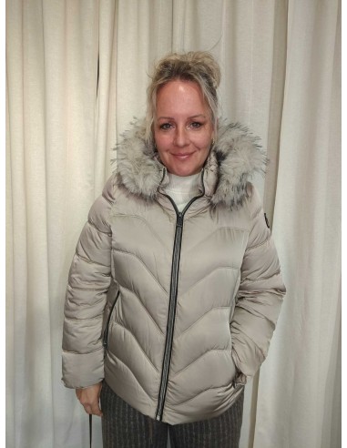 Stor pelskrave på taupe quiltet jakke – TIPPY