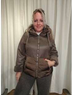 Rustik brun jakke i ruskindslook med pelsfoer | TIPPY